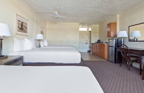 Kahului Hotel | Waterfront Getaway | 3 Pet Friendly Units | Pool | Kanaha Beach Park - 1.9 mi