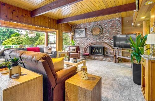 Kingston House | Waterfront Kingston Getaway: Beach Access On-Site!