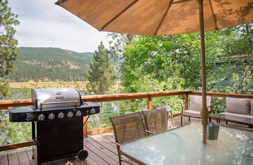 Liberty Lake House | Waterfront Liberty Lake Home Sleeps 20 w/Private Dock & Lake Views