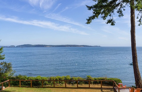 Eastsound Cottage | Waterfront Luxury, Hot Tub,Fast Internet, Mooring