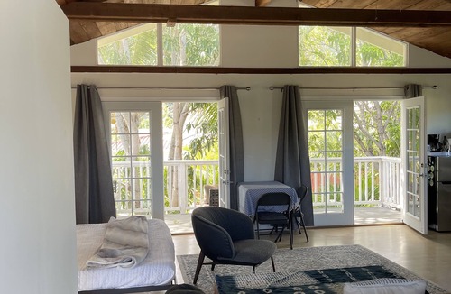 Eastern Honolulu Apartment | Waterfront penthouse studio