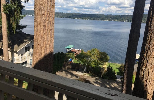 East Lake Hills House | Waterfront & View-Near Seattle on Lake Sammamish in Bellevue