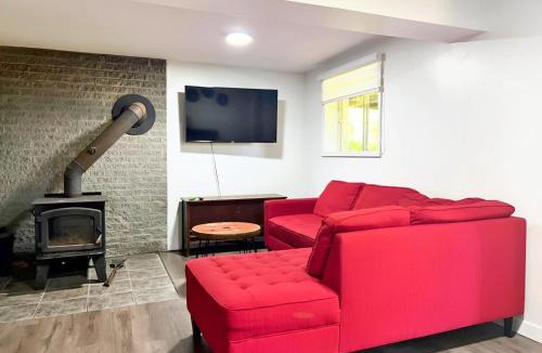 Val-Joli Ski Chalet | Waterfront with Spa - Le Retro