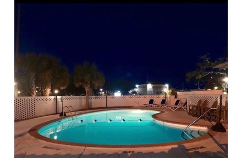 Airlie Condo | Waterway View & Awesome Location with Pool