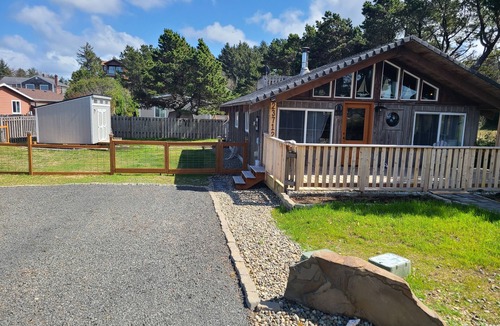Klipsan Beach Cabin | Welcoming 3-bedroom cabin in Ocean Park
