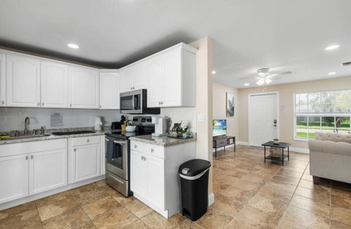 Hunt Club House | Wellness Retreat Sleeps 16 + Guest House + Yard