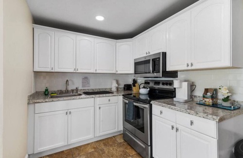 Hunt Club House | Wellness Retreat Sleeps 16 + Guest House + Yard