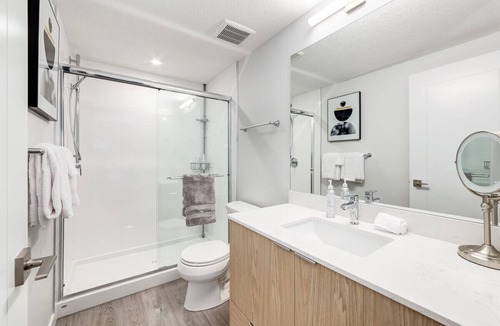 Marda Loop Apartment | West Facing w/ 2 King Beds, Great For Families