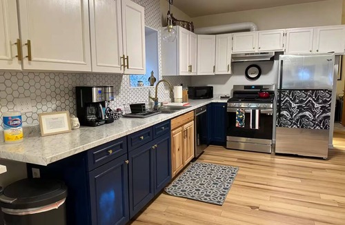 Fairview Apartment | Whistle Stop - Near airport and downtown!