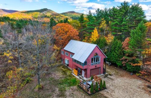 North Conway House | White Mountains Home w/Hot Tub - Walk to Town!