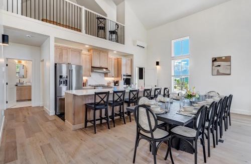 Buena Vista Villa | Whitewater Estate House & Guesthouse w Hot Tub