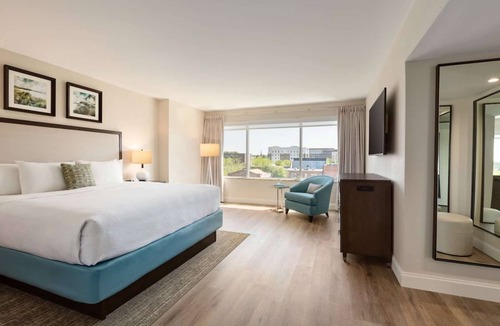 Downtown Wilmington Hotel | Wilmington Riverfront Stay + On-site Dining & Pool
