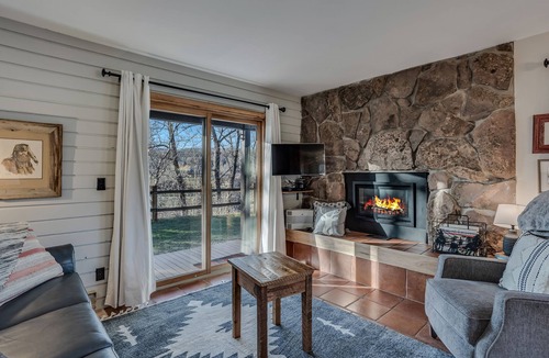Clark Cabin | Wintersong - Near lakes, trails, and horses!