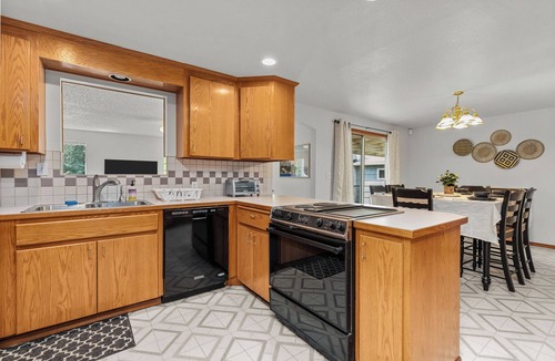 South Tacoma House | World Cup Seattle 2026 Spacious 5BR Sleeps 10 Entire Home 35 Min to Lumen Field!