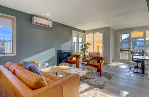 Eastlake Condo | World Cup Stay Spacious Lake Union Home Firepit Deck - 10 Min to Lumen Field
