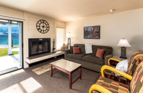 Wapato Point Condo | Yacinde F1 Wapato Point Poolside with Panoramic Views