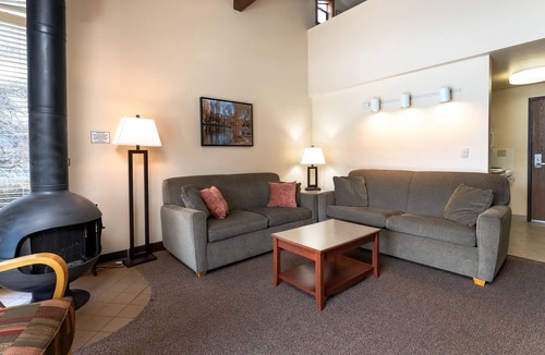 Wapato Point Condo | Yacinde Pool View F5