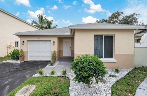Davie House | Your-Home-Away-From-Home.