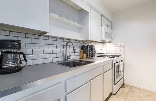 Montrose Apartment | Your Montrose Studios! Sleeps 44/22BR/22BA/22PA