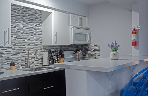 Neartown Apartment | Your Montrose Studios! Sleeps 36/18BR/18BA/18PA