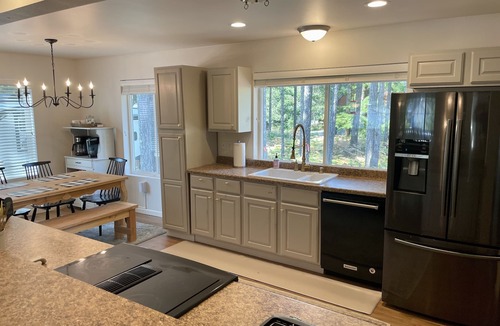 Hoodsport House | Your perfect lake getaway awaits at Cutthroat Lodge!