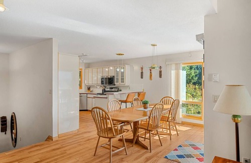 Windermere House | Ziggy | Pvt Beach Access | Lake Views | Fireplaces