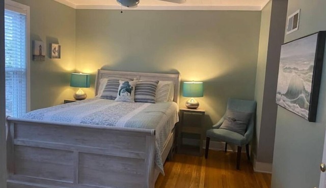 #1 cozy 1-Bdrm suite downtown with parking