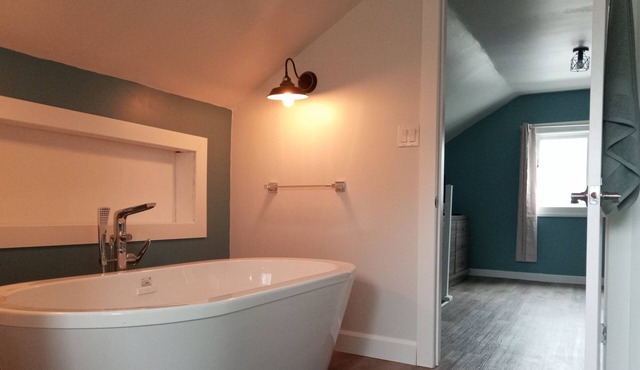 1 Queen & Private Bath w/Soaker Tub in Bruce Mines