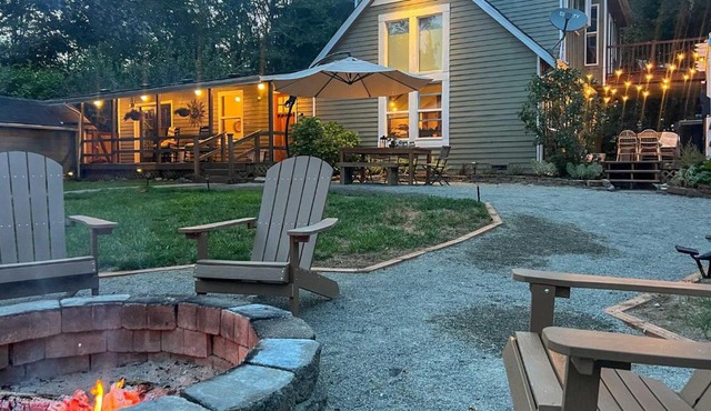 100-Year-Old Farmhouse w/Hot Tub on 5 Acres!