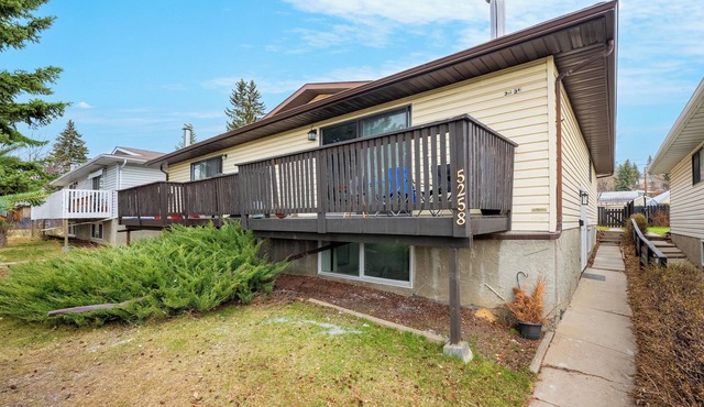2-Bedroom Lower Unit Near Bow River w Wifi & Desk