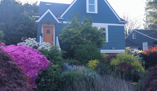 2 blocks from Lake Washington, 3-bedroom house, on bus line near Link