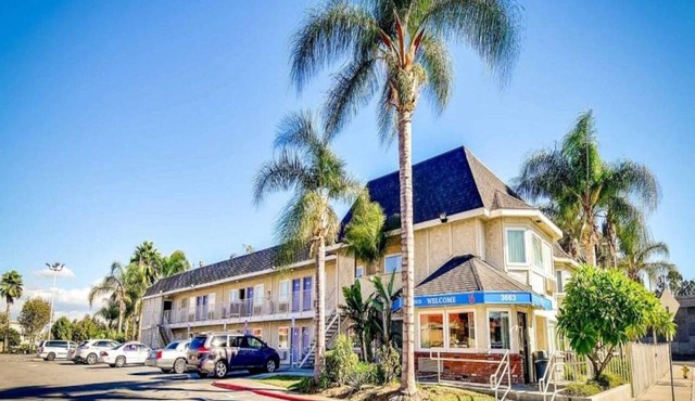 2 Full Beds | Smoking in Riverside