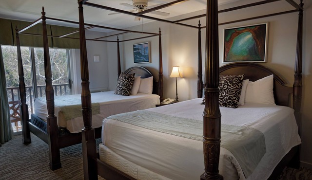 2 Queen Beds + Private Balcony