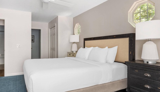 2 Serene 2BR Suites: Full Kitchen & Laundry near Wright Brothers Memorial