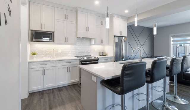 2000 Sq Ft. Modern Corner Lot Townhome W. Large Deck & Oversized Backyard