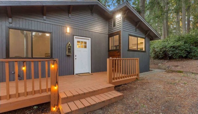 2BR Lakefront Cottage | Fireplace | Quiet Retreat