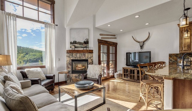 3 Bedroom Townhome with Private Hot Tub!