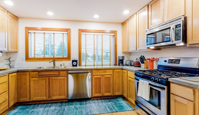 3-story townhome with fireplace, private balcony, & washer/dryer