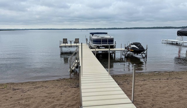 30 steps to lake, Dock for fishing & swimming, Families Welcome!