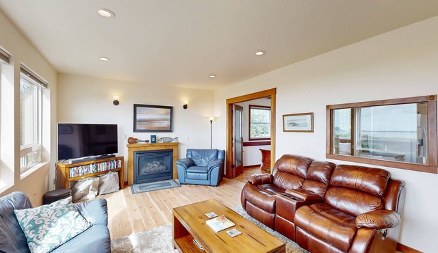 3000 sq ft private home with bay views, pool table, firepit, outdoor bar & grill
