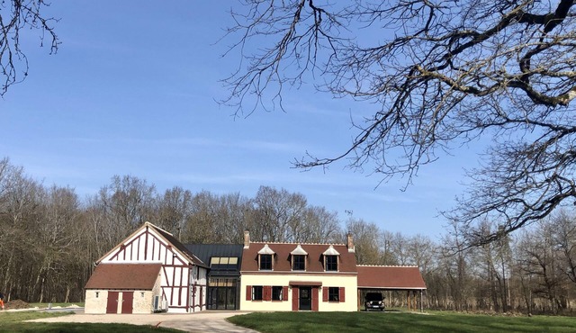 320-square-meter property with a heated pool, 115 km south of Paris in Vimory