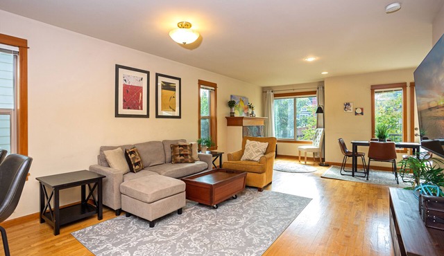 3BR & 2.5BA centrally located home with AC, 2 Masters, 4 Smart TVs & fast Wifi