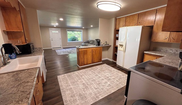 3br-Country House w/fenced yard. A perfect location for your PNW vacation!