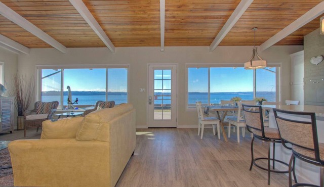 4-bedroom house near Stanwood Beach House retreat - right on the water!