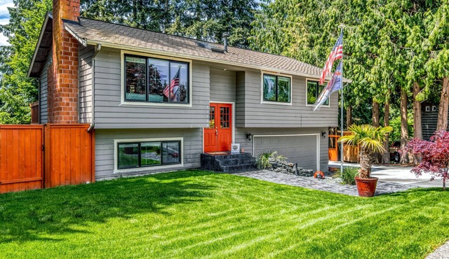 4 Bedroom Sleep 8 Mt Rainier Views Hot Tub Huge Fenced Yard Valley View with AC