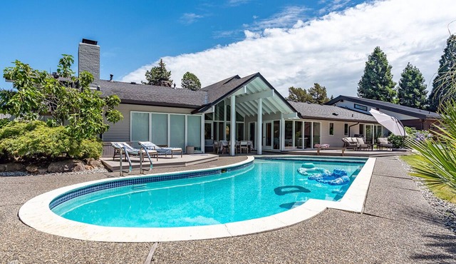 4 BR California Lux Living, Heated Pool, AC, Pet, 2 min to Bellevue, July 15-31%