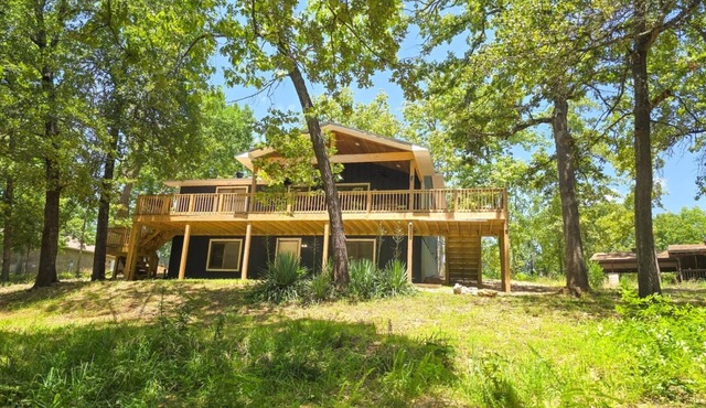 4BR/2BA with Huge Deck, Bonus Room, Swimming/Fishing & Stunning Seasonal Views!