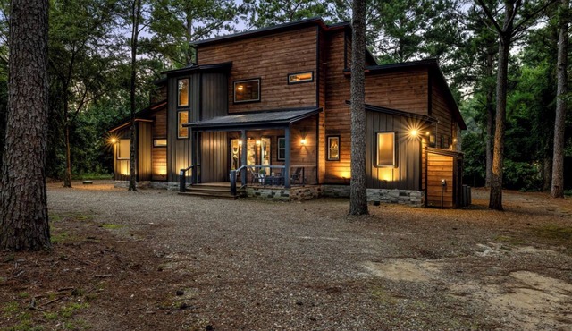 4BR Broken Bow Cabin Sleeps 12 | Hot Tub, Arcade, Firepit in Broken Bow