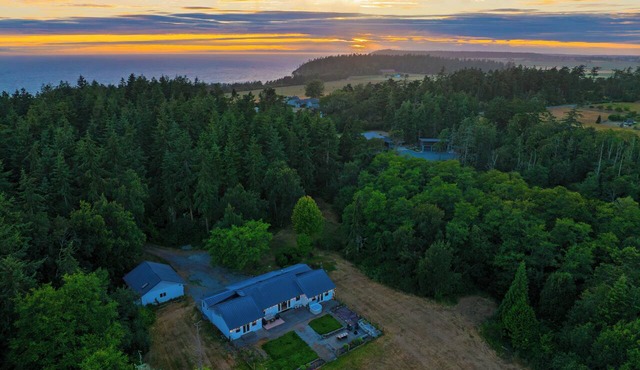 5-Acre Estate + Hot Tub | Firepit + Dining & Near Trails | Edgefield Farmhouse