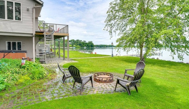 519c On the Lake Hot Tub Pool Table 10 Beds
